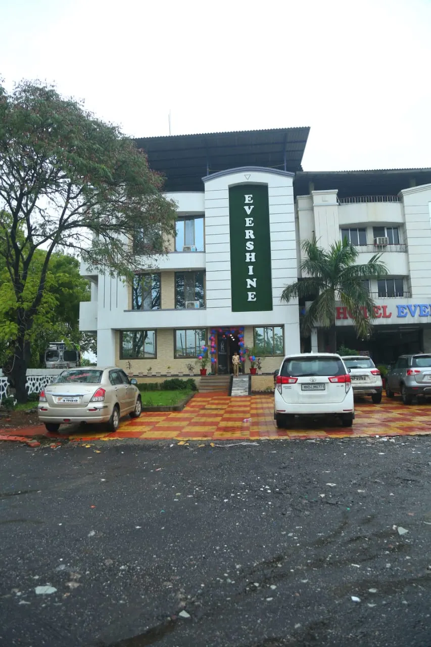 Hotel Evershine building at Kondhle Phata, Kudus, with its tall green EVERSHINE signboard